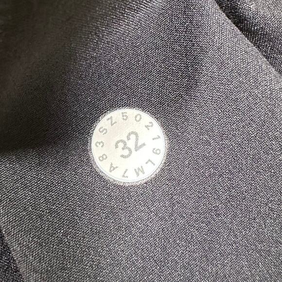 Lululemon Commission Short Relaxed 10" Khaki Warpstreme Men's Size 32 EUC - Picture 3 of 6